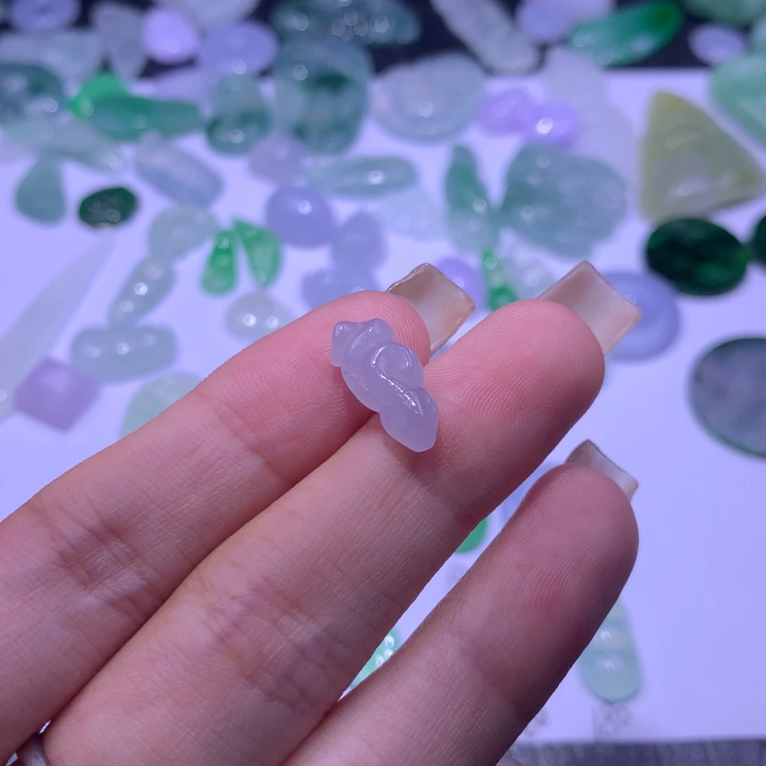 翡翠未镶嵌颈饰蛇