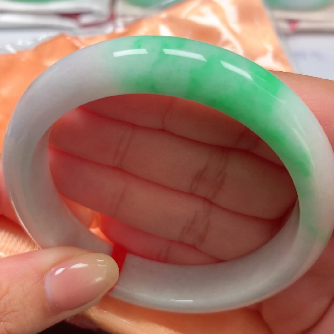 翡翠未镶嵌手镯9阳绿白底青微瑕