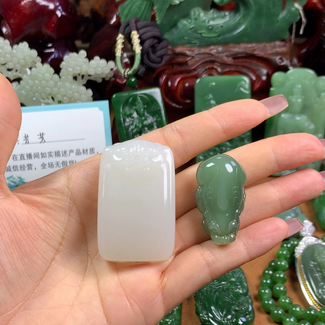 知***。和田玉未镶嵌颈饰