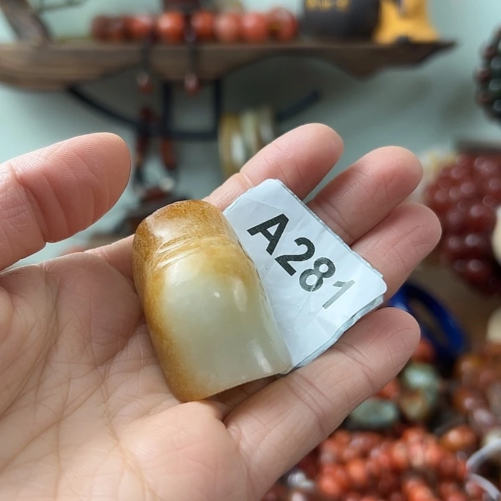 亮****和田玉（糖玉）未镶嵌颈饰