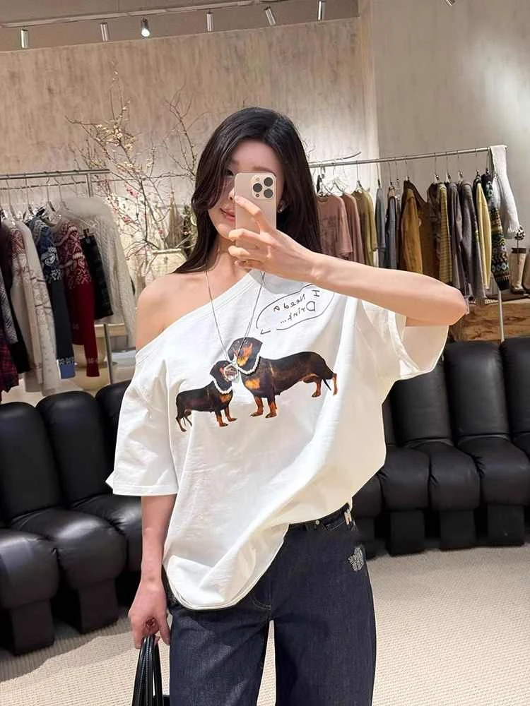 美式小狗一字露肩短袖T恤女夏季宽松设计感辣妹字母印花斜肩上衣