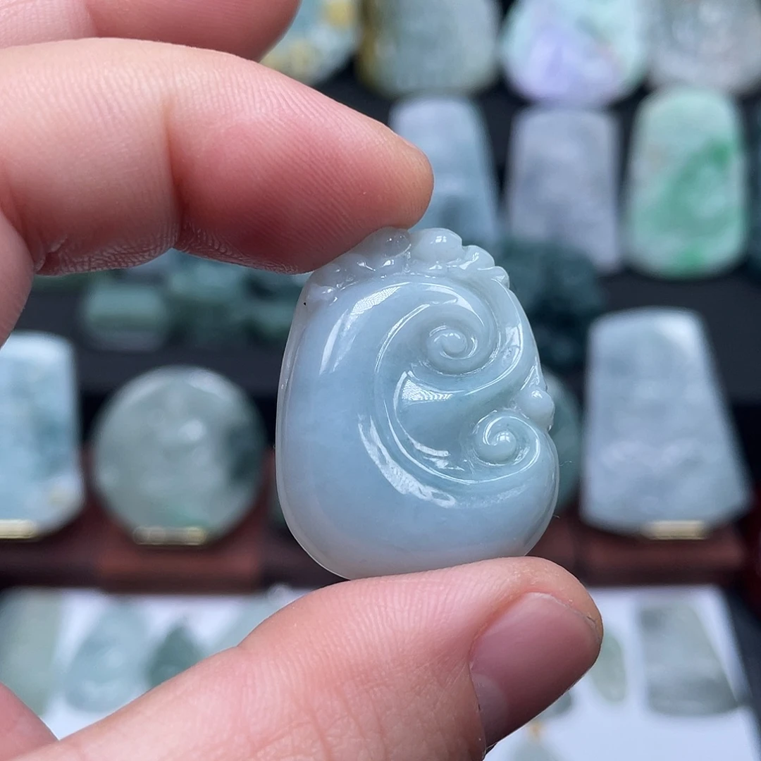 翡翠未镶嵌颈饰如意