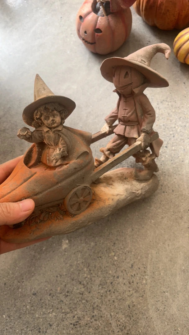 南瓜师推车树脂摆件