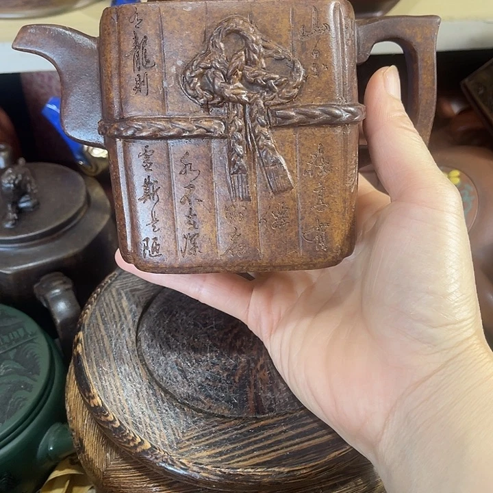 茶壶紫砂原矿泥料手工制作的一把紫砂壶。