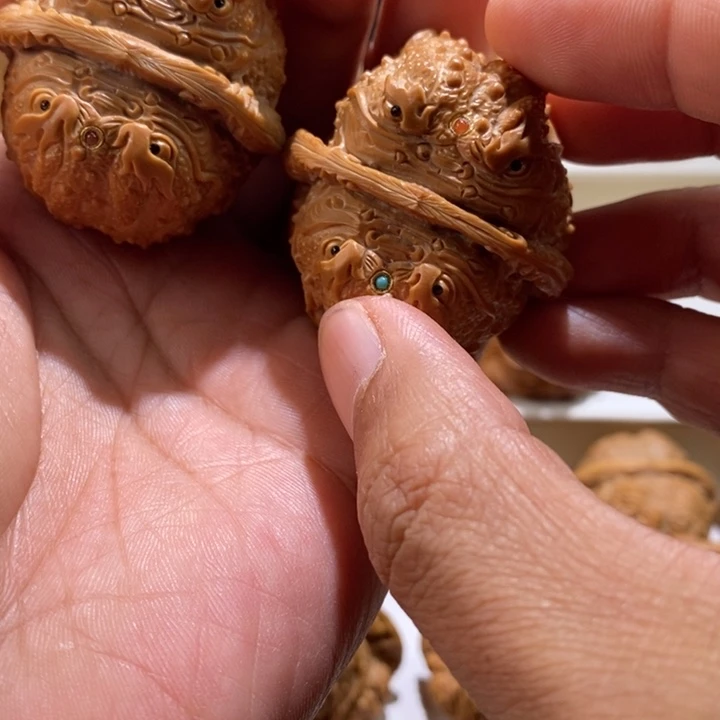 韩***生文玩核桃把件纯手工雕刻文玩核桃