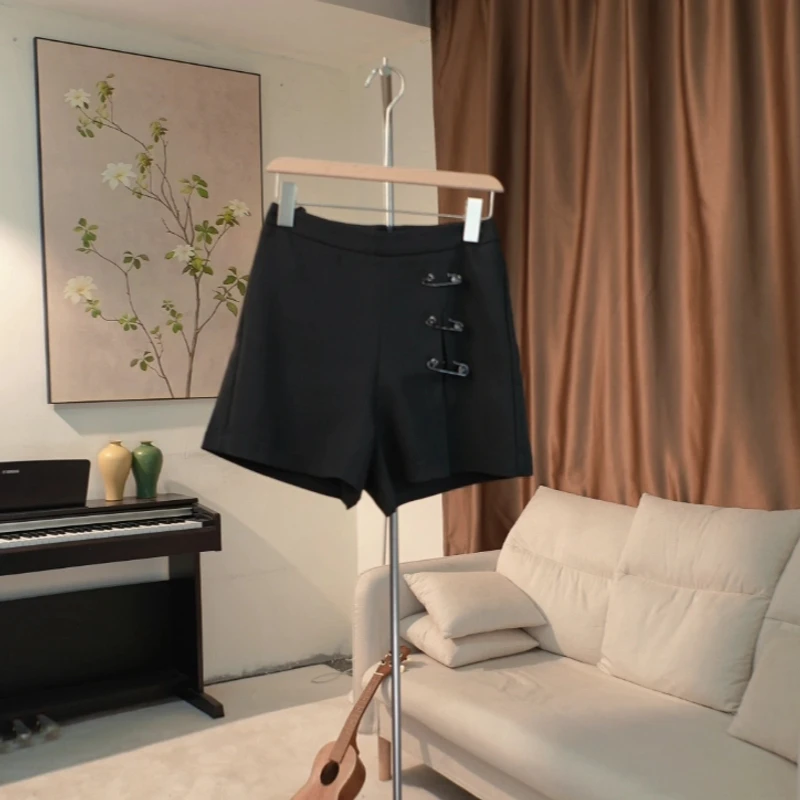 G605 别针装饰高腰黑色短裤女 134B85