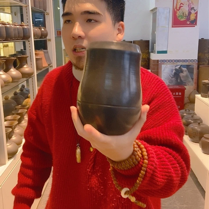 坭兴陶茶叶罐一斤。