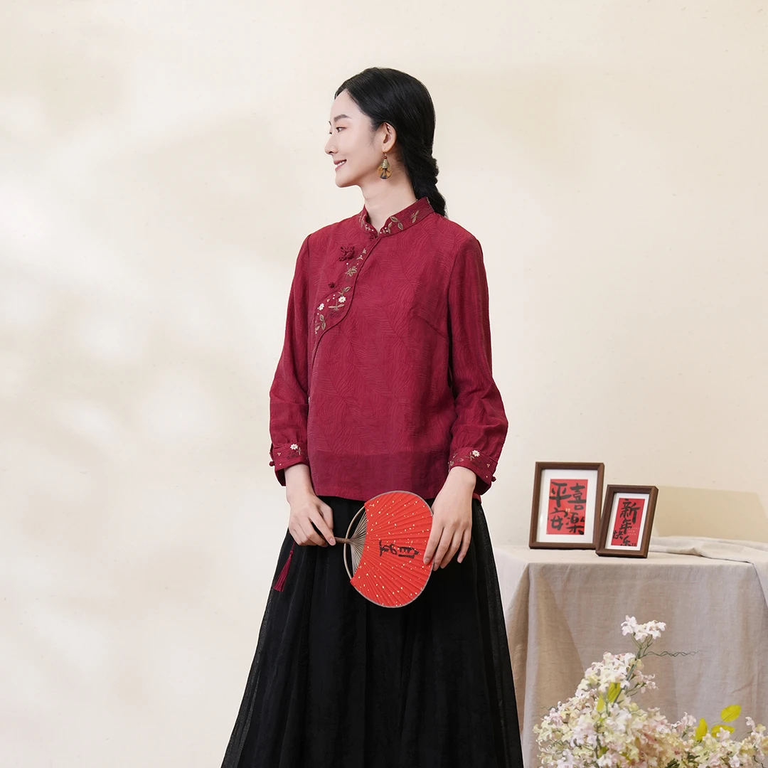 布符2025年春原创新款盘扣复古红色国风刺绣旗袍上衣女装MCQPS15