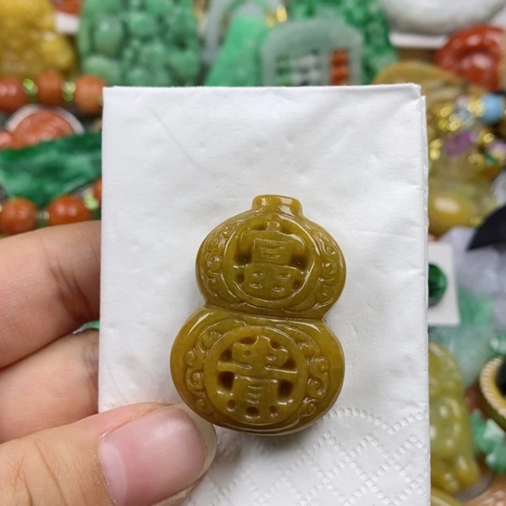 翡翠吊坠(赠链)未镶嵌