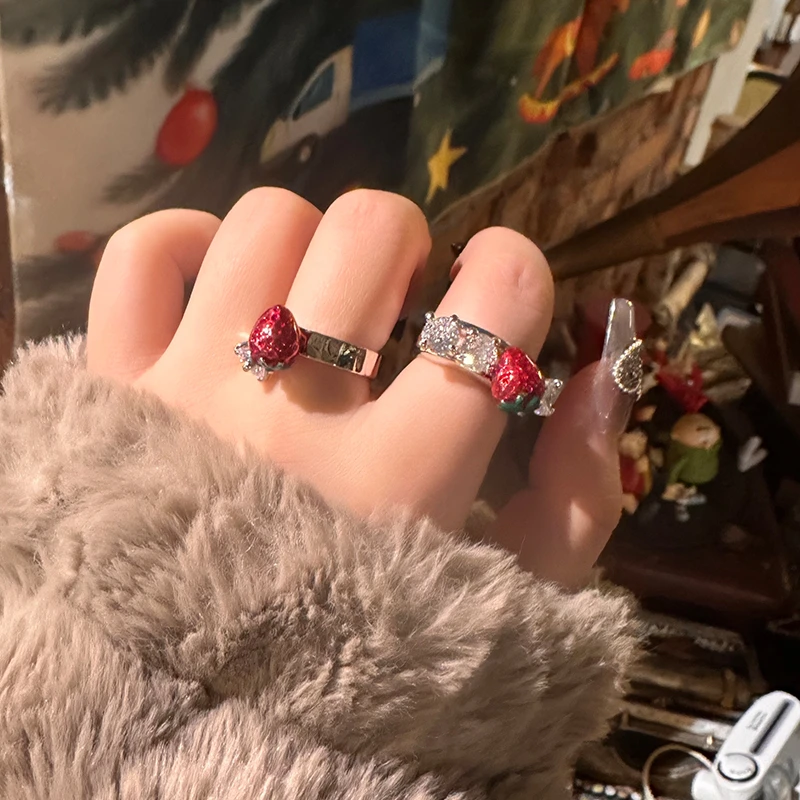 oushipei/欧诗佩 铜合金合成锆石戒指 轻奢甜美可爱草莓锆石戒指