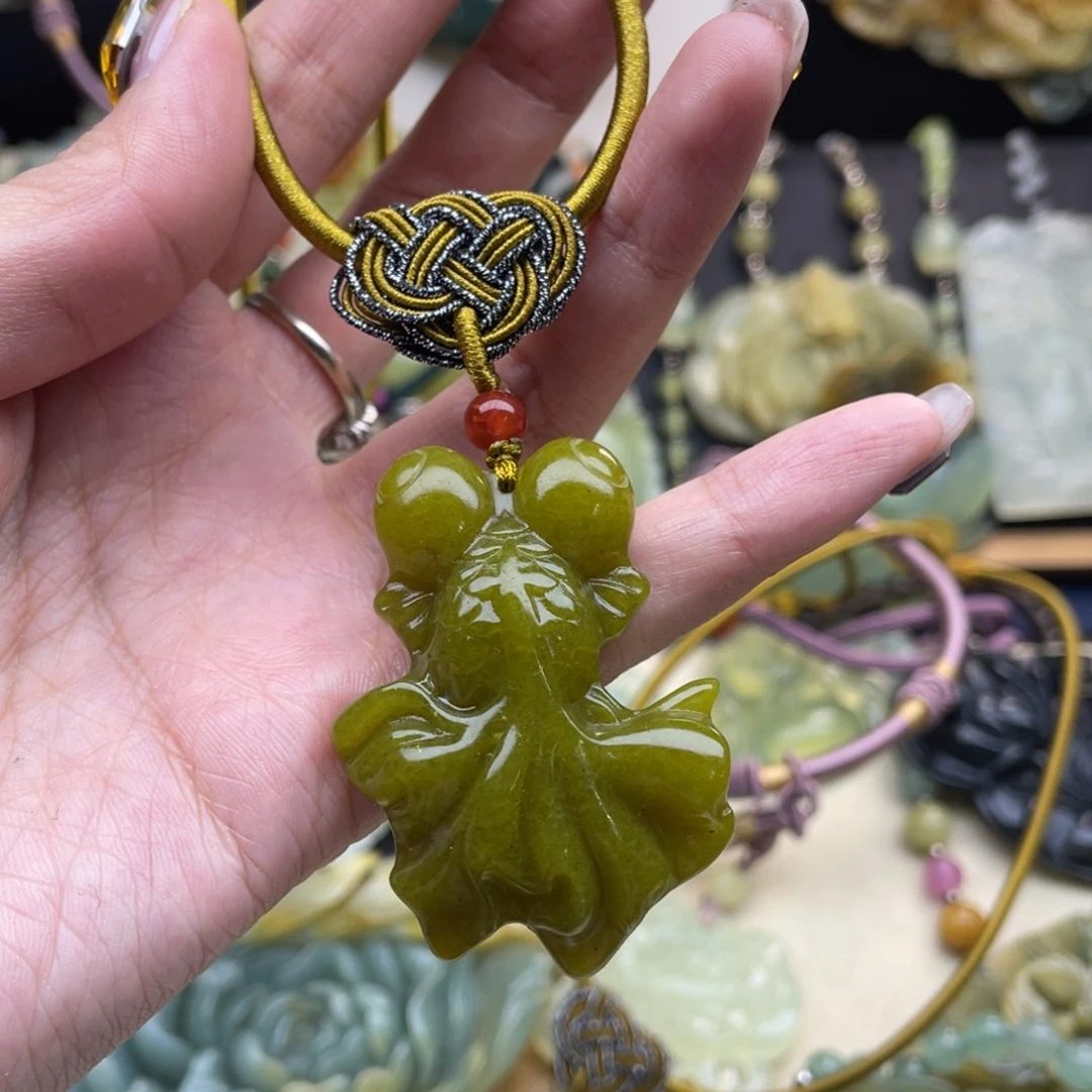 蛇纹石玉颈饰未镶嵌