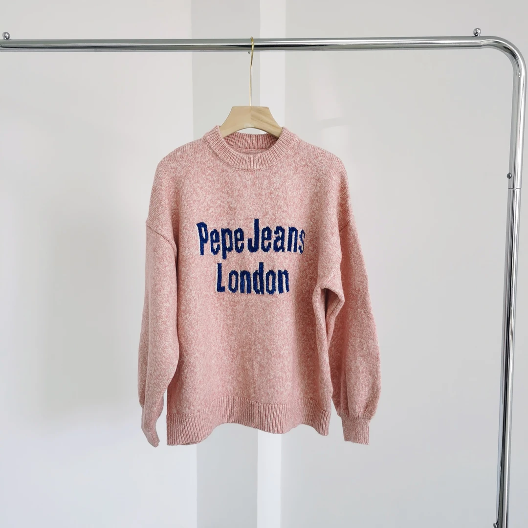 O113 粉色圆领胸前字母休闲毛衣