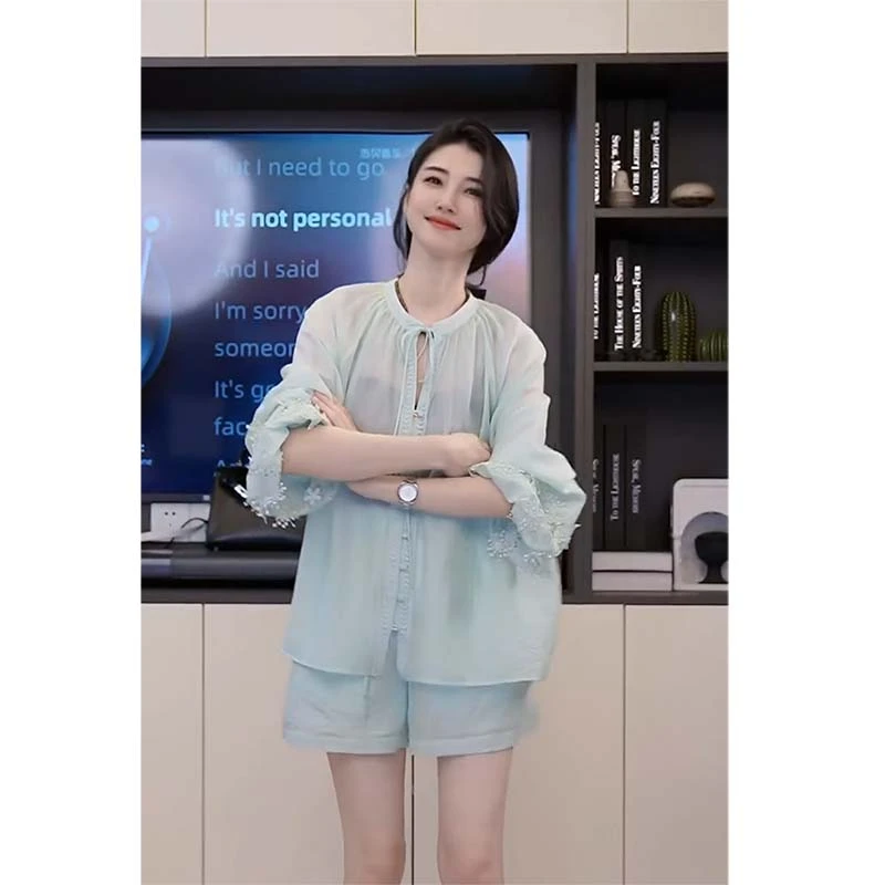 小乖逃D绿色套装绑带排扣绣花灯笼袖绿色短裤抽绳套装S25384