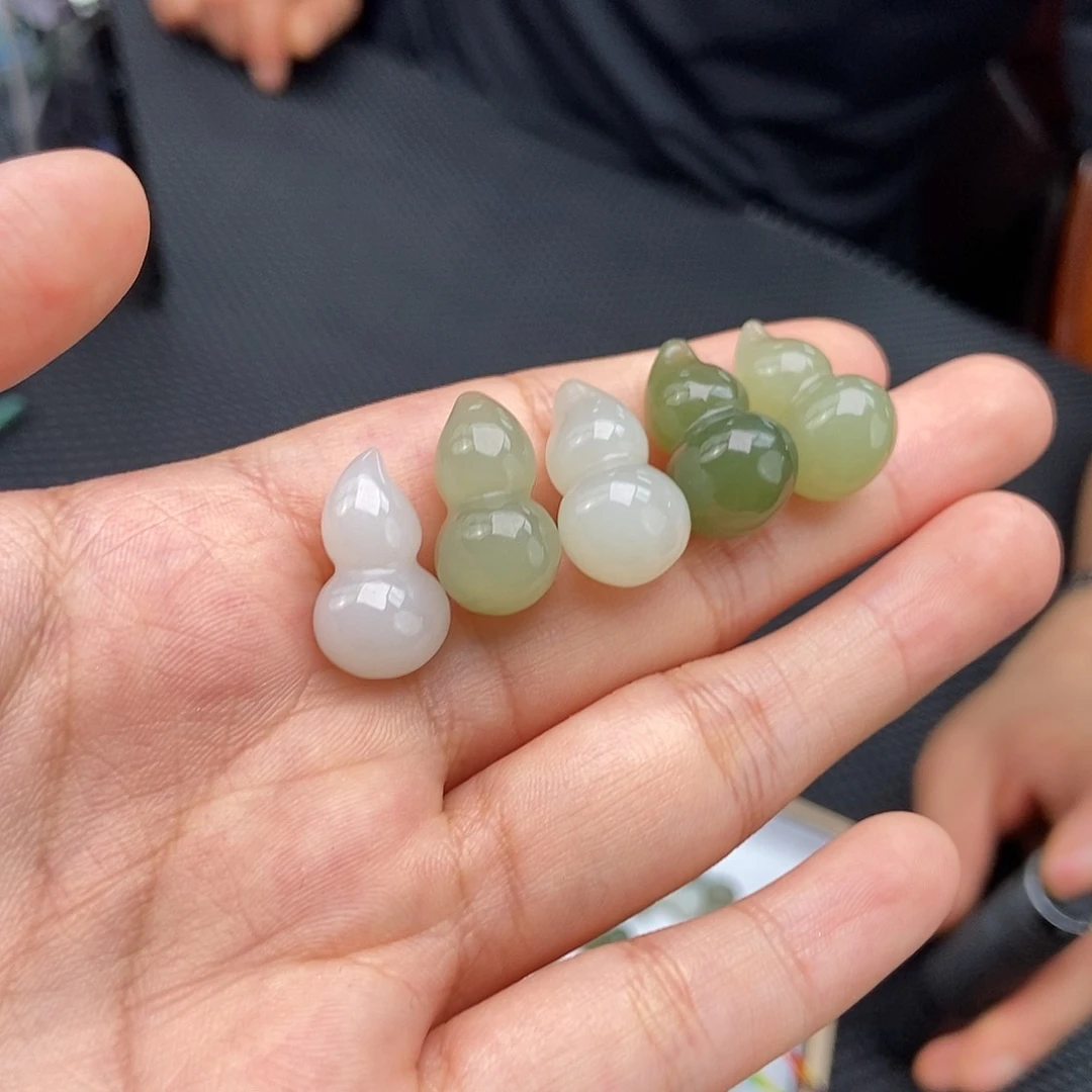 和田玉未镶嵌颈饰颜色多样性发拍一发一