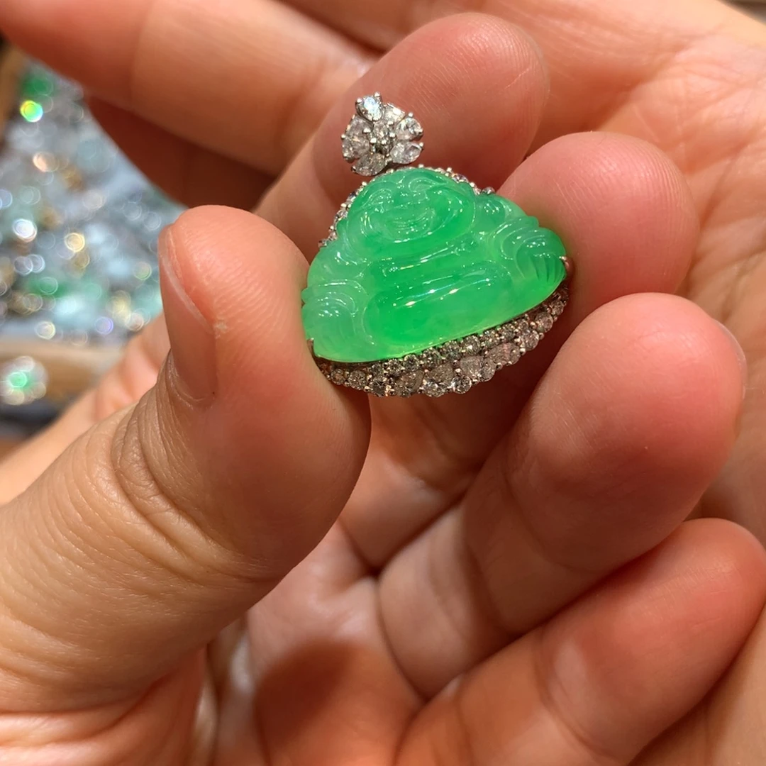 翡翠18K金镶嵌颈饰吊坠