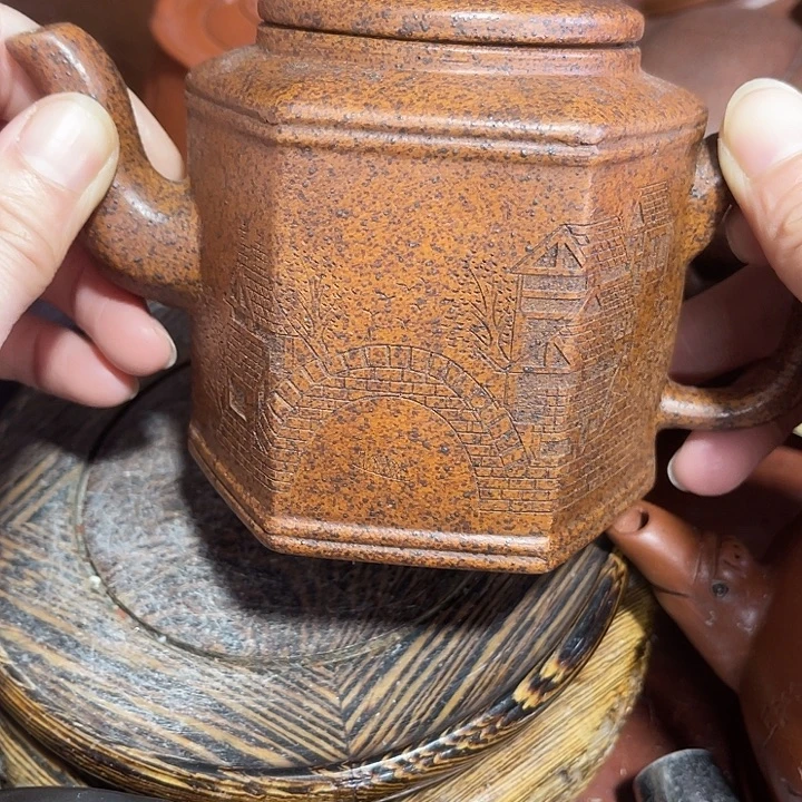 茶壶紫砂原矿泥料，手工制作的一把紫砂壶。