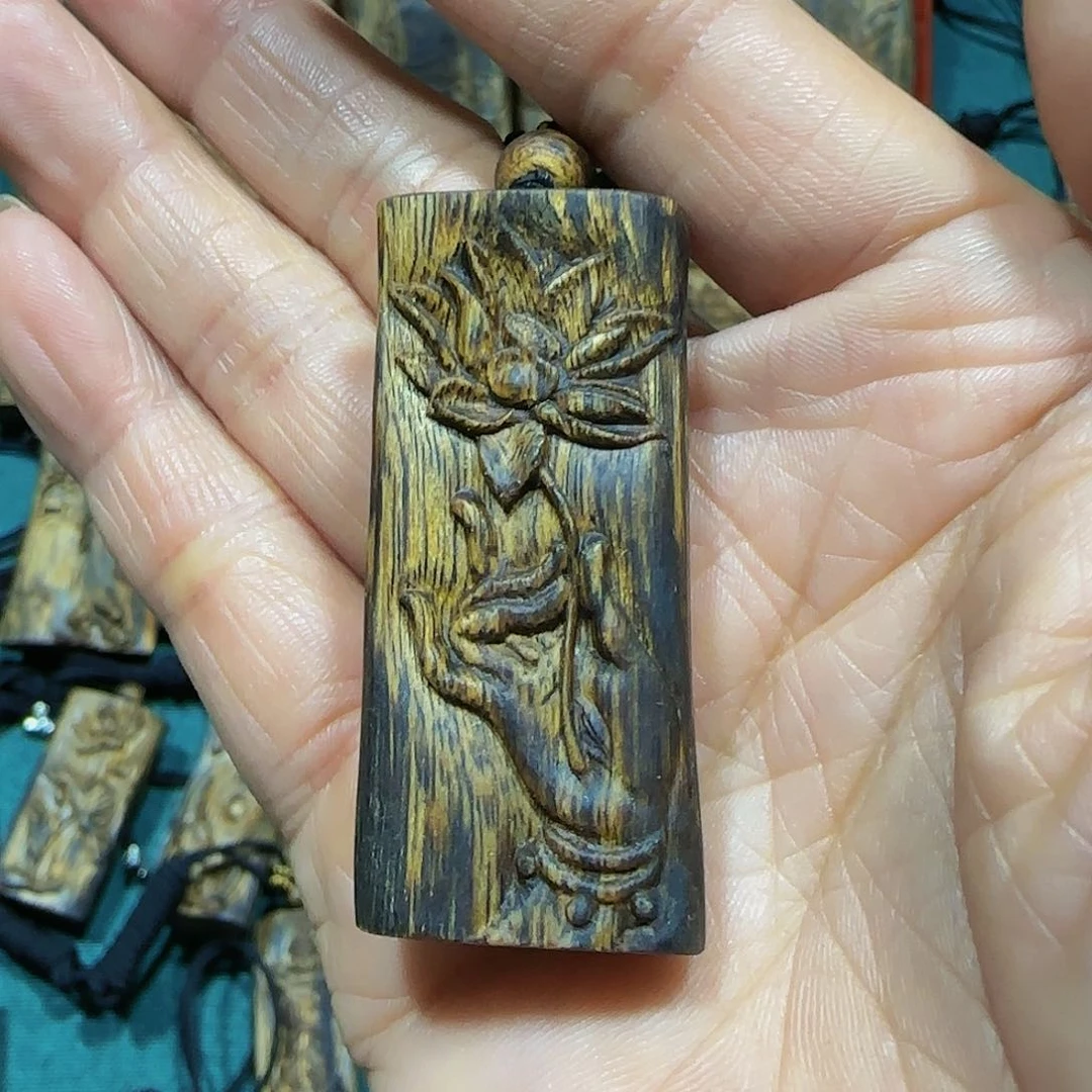 沉香吊坠海南白奇乌身老料雕刻荷花吊坠7克