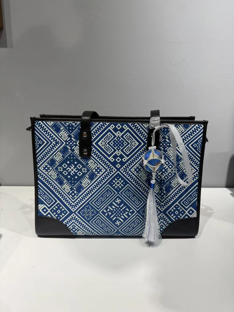 广西正品壮锦永结同心包包 带绣球