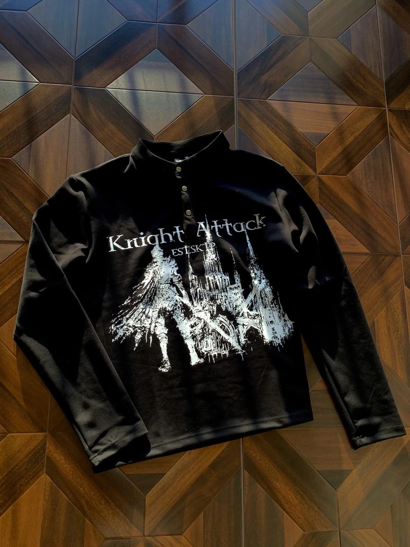 “凯旋骑士”上衣空气层哥特风印花正肩领打底亨利领长袖穿搭男生