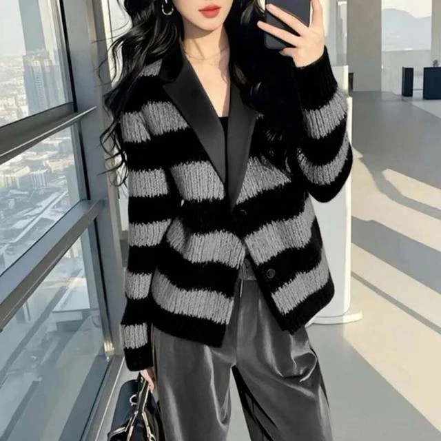 高级感灰色条纹毛衣外套女2025年秋冬季新款气质减龄休闲针织开衫