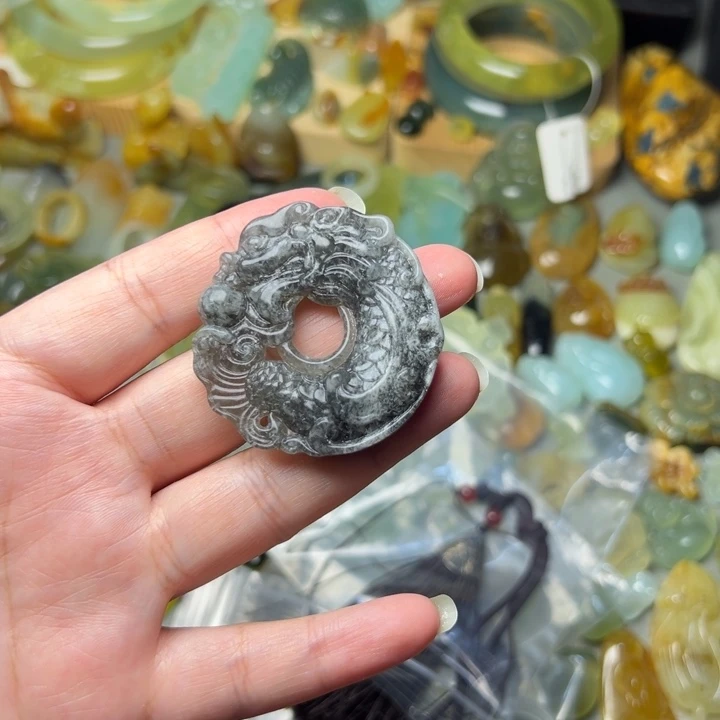 秦***未镶嵌蛇纹石玉微瑕