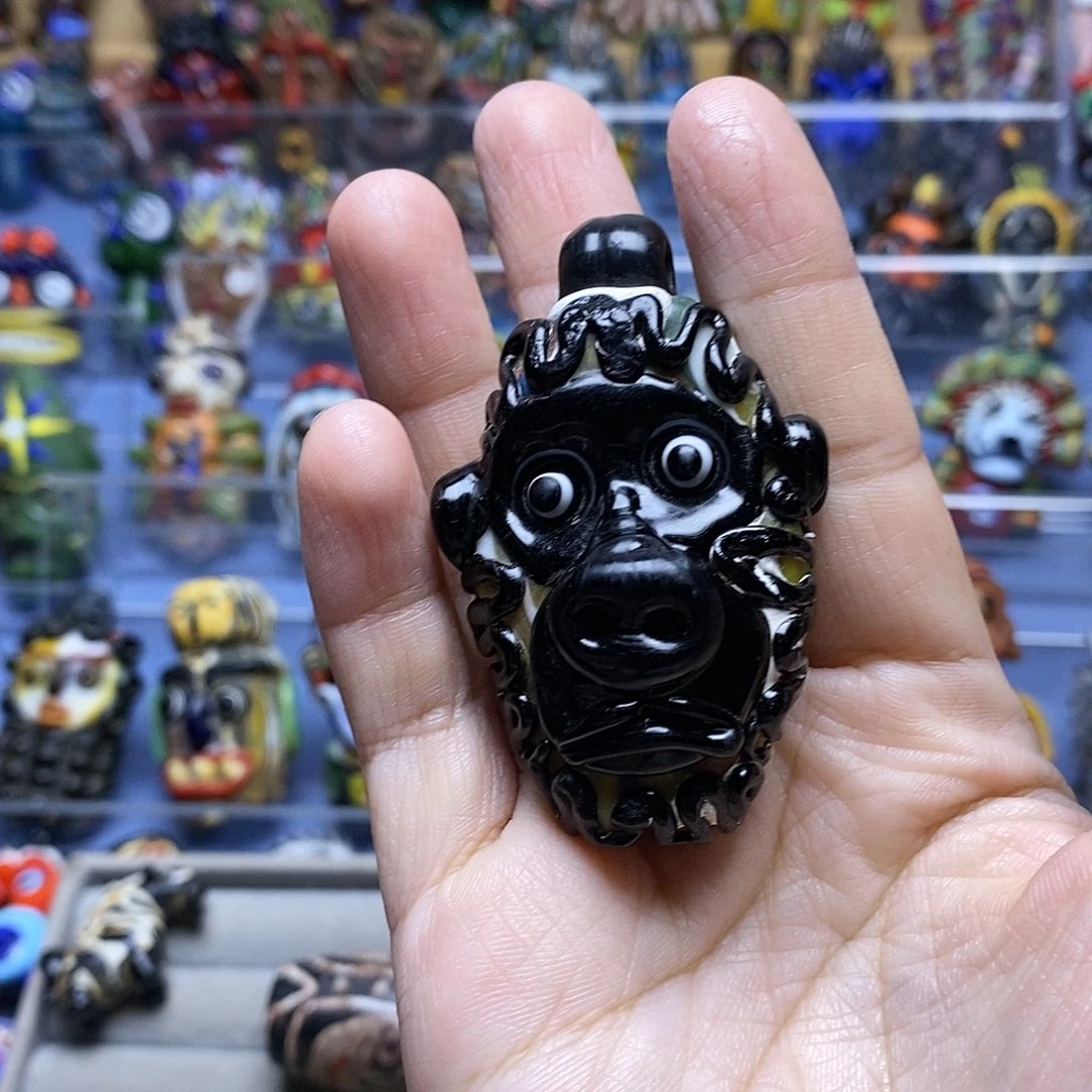 颈饰琉璃大猩猩一个