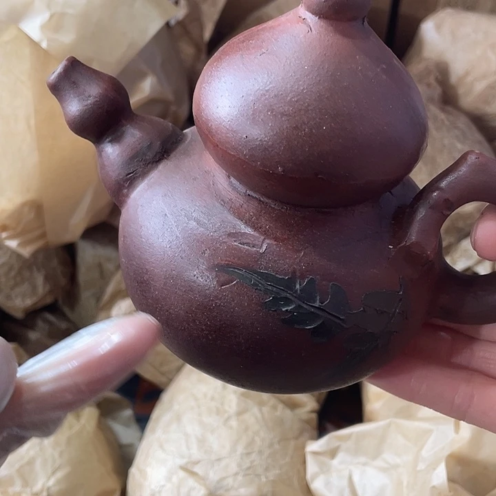 茶壶紫砂矿泥料，手工制作的一把紫砂壶。