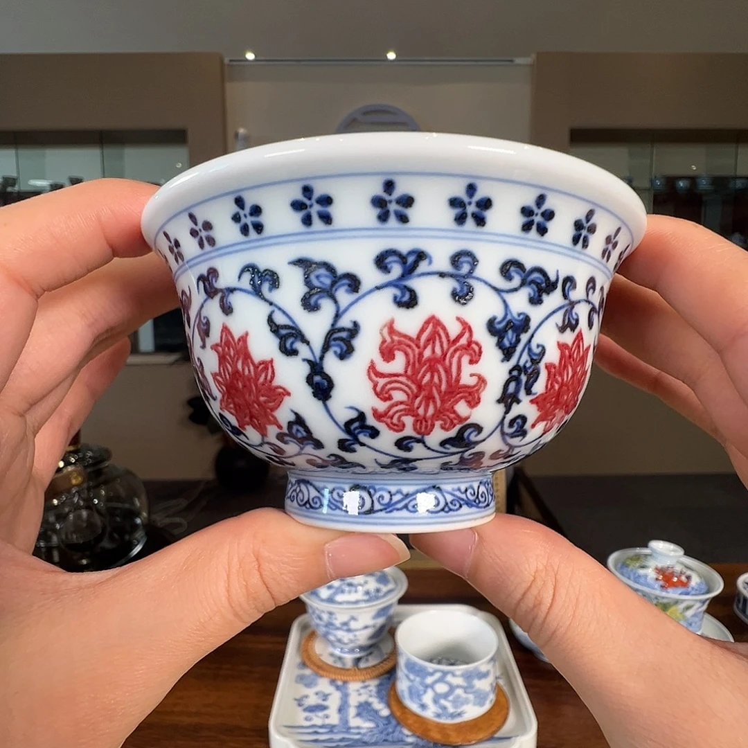 青花釉里红缠枝压手