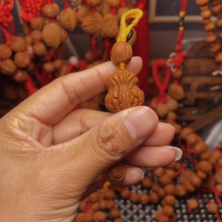 夏***瓜木质类龙纹桃枭挂件