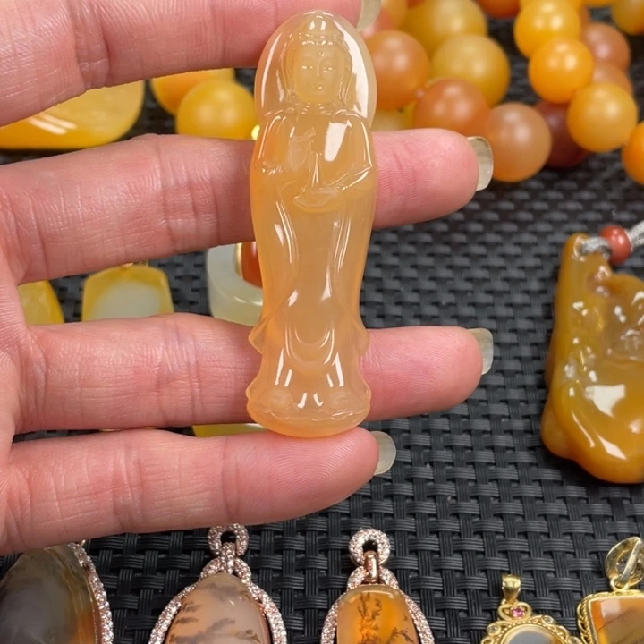 石英质玉（黄龙玉）未镶嵌颈饰