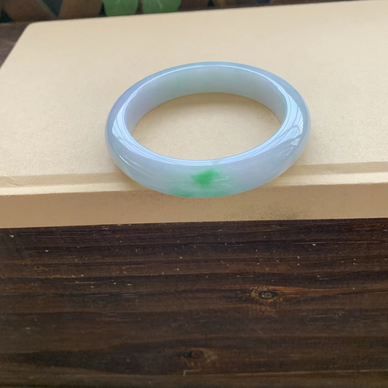 冰胶细腻辣阳绿手镯特价14500圈口57.8-12.5-9.2，天然翡翠缅A小纹