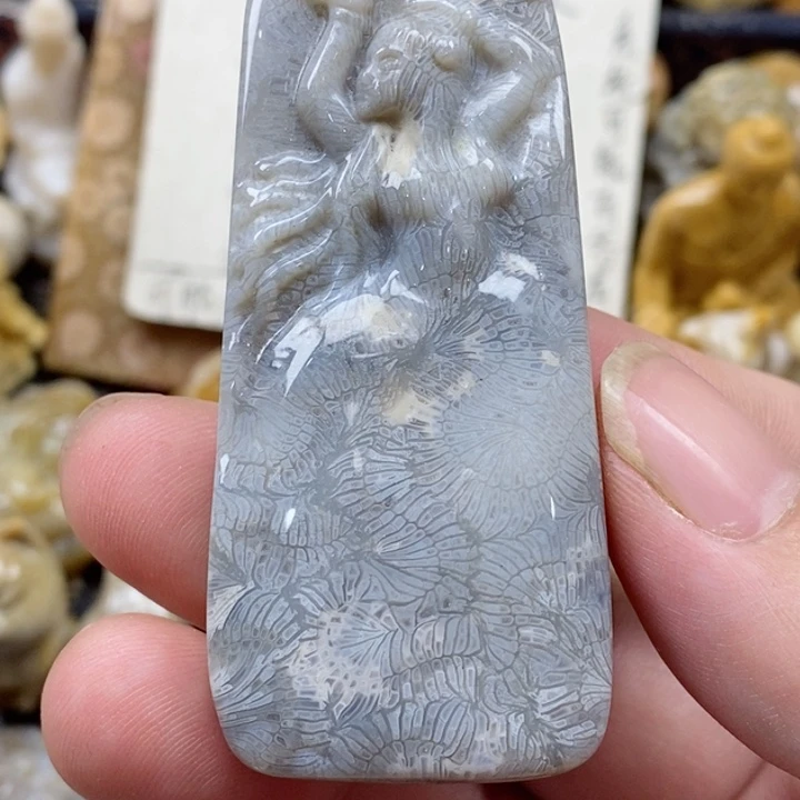 颈饰未镶嵌硅化珊瑚（珊瑚玉）