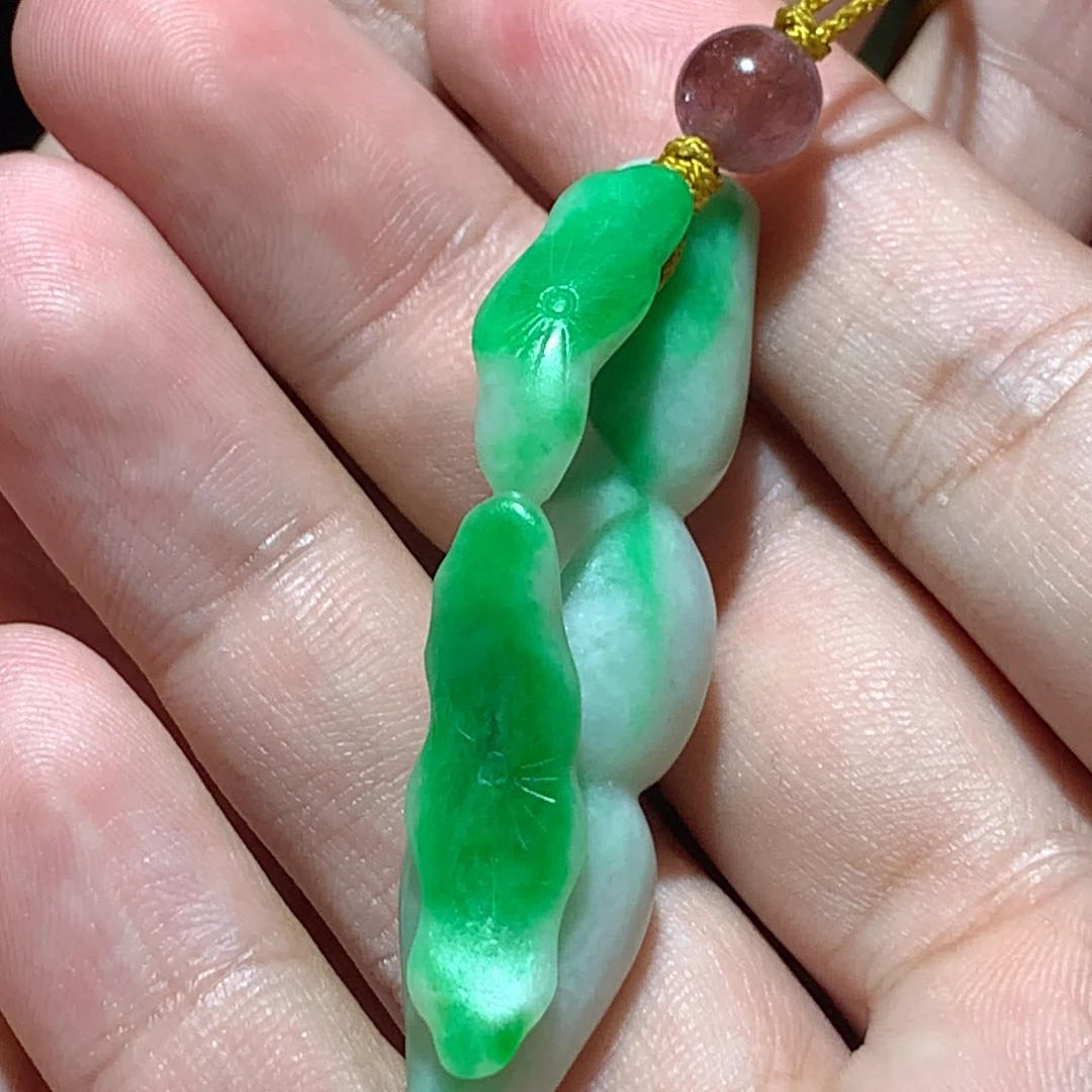 翡翠挂件未镶嵌谁****？