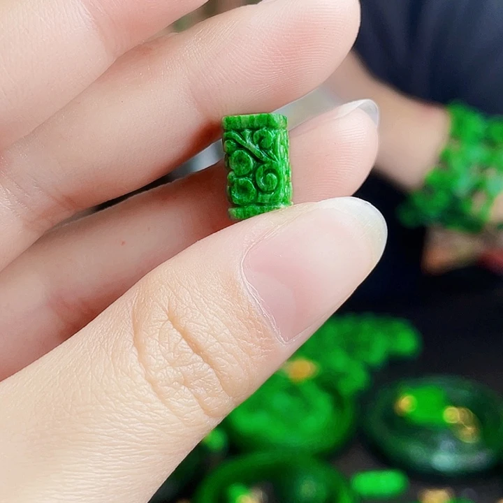 翡翠未镶嵌颈饰多样性