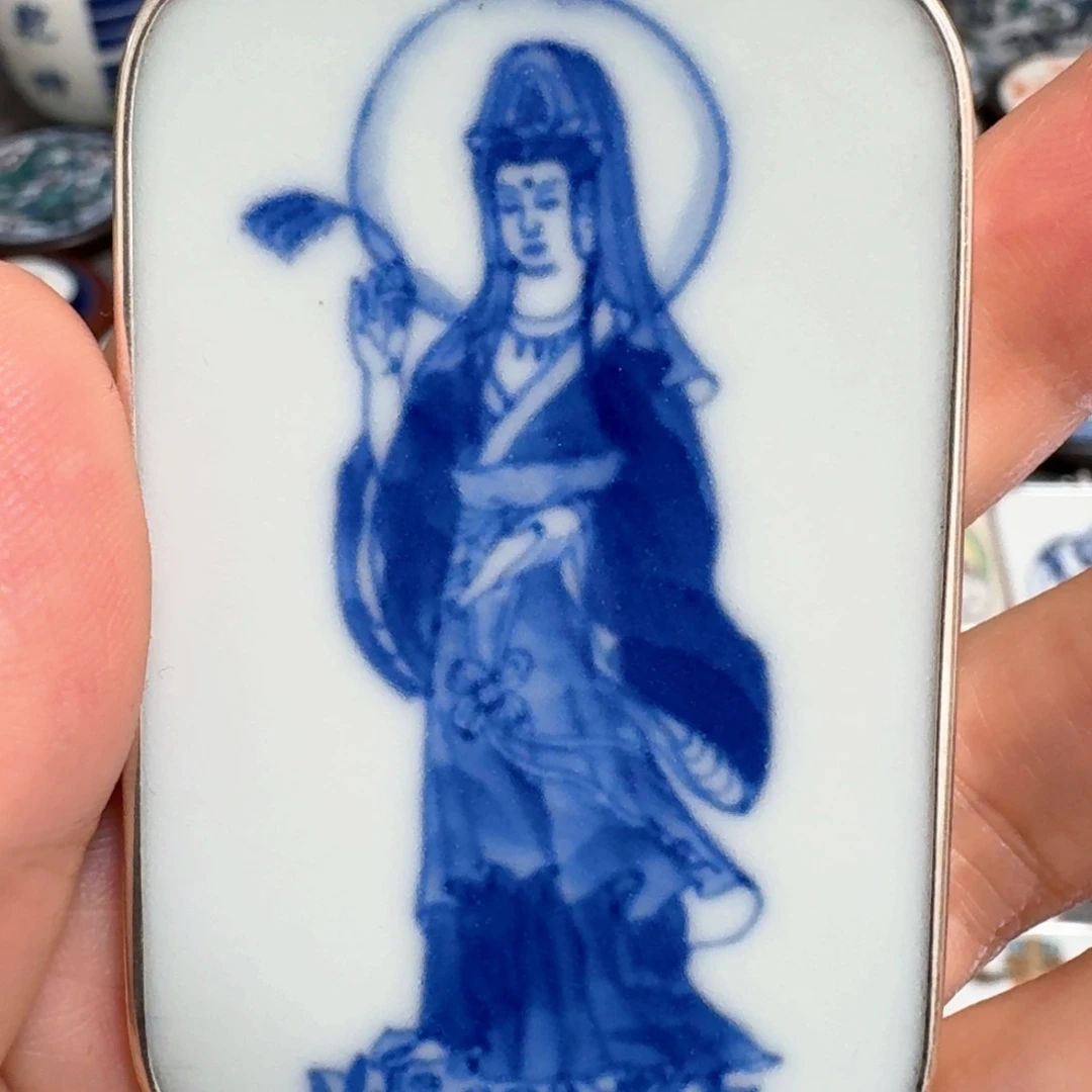杨***伟瓷片青花观音挂件一个