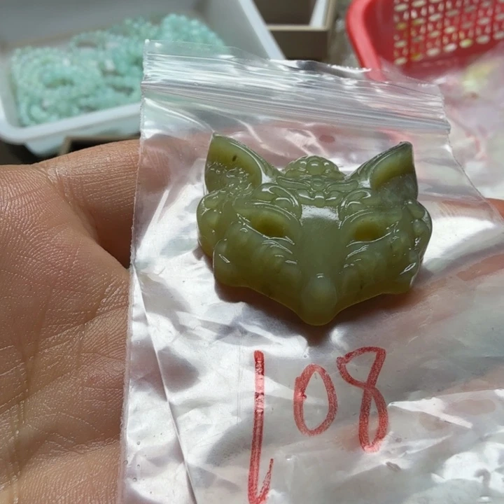 透闪石-蛇纹石玉吊坠未镶嵌