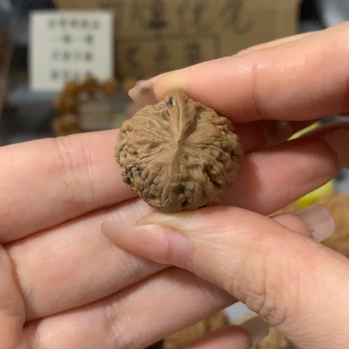鸿***吊坠文玩核桃异形单只，有瑕疵
