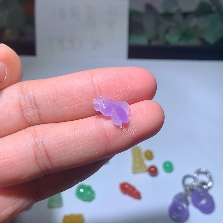 翡翠未镶嵌颈饰挂件