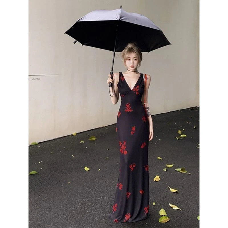 黑色碎花V领吊带连衣裙女夏季新款高级感气质收腰显瘦气质长裙子