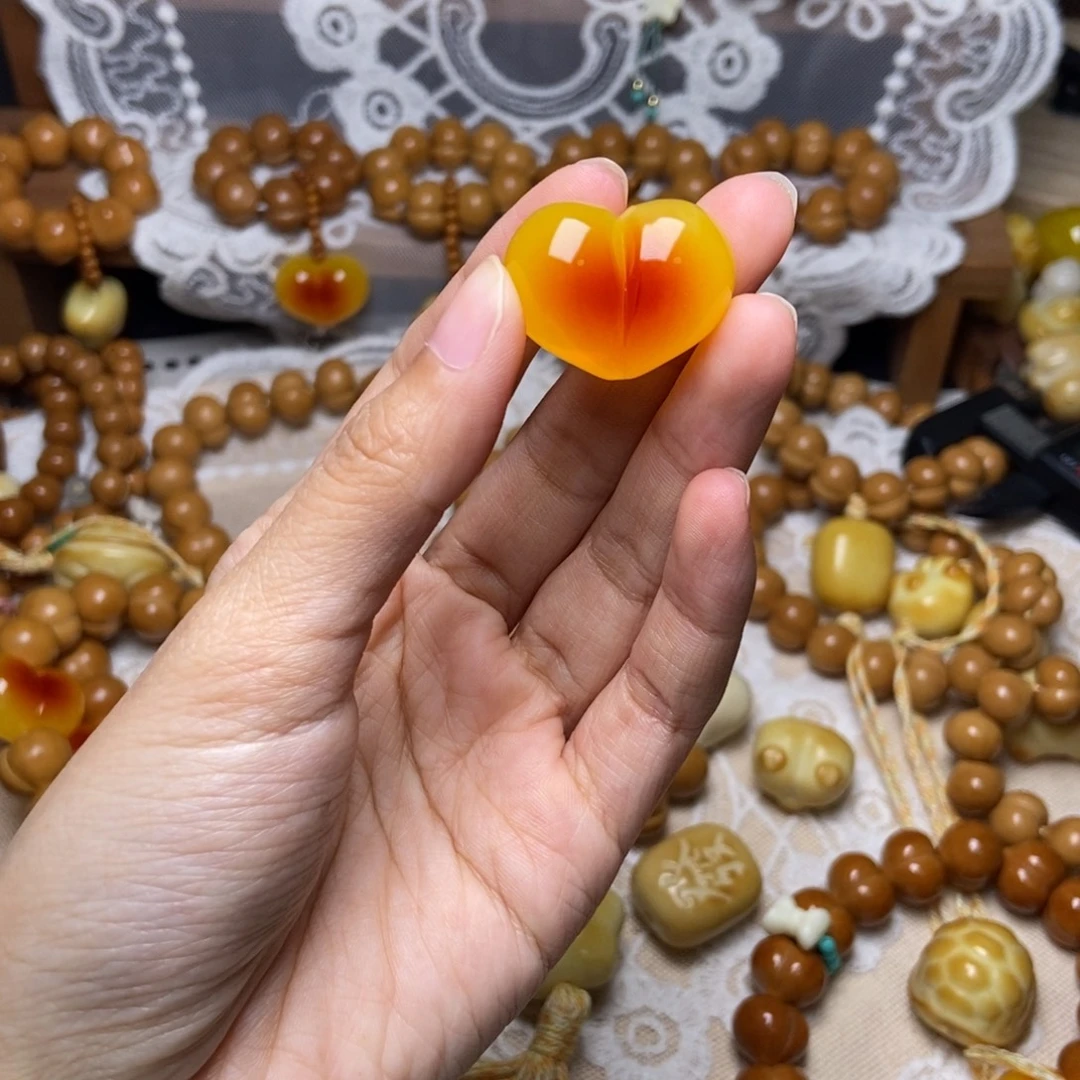 杨****吊坠猴头核桃爱心