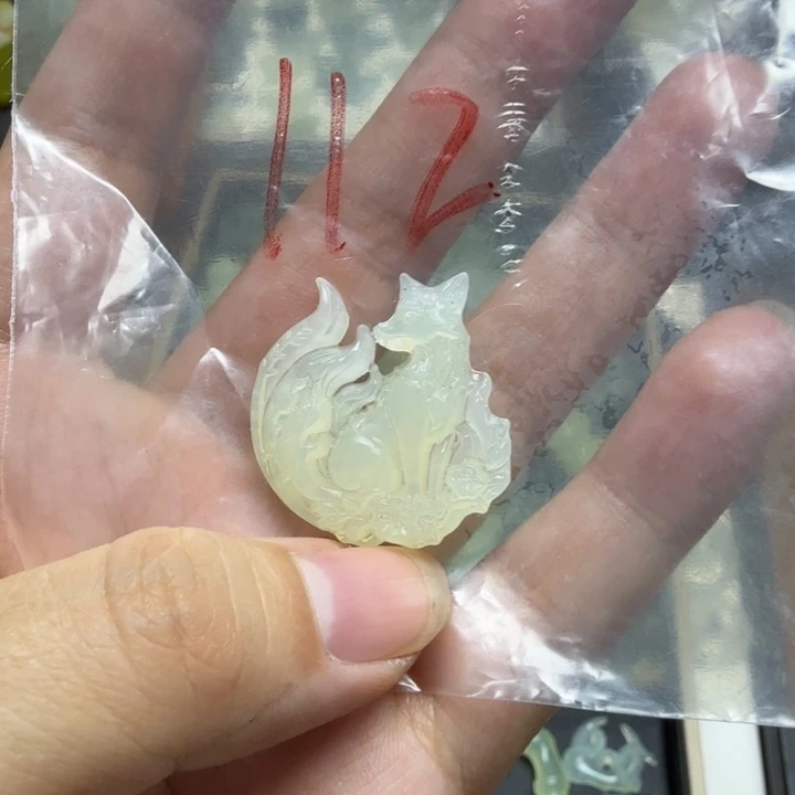 透闪石-蛇纹石玉吊坠未镶嵌