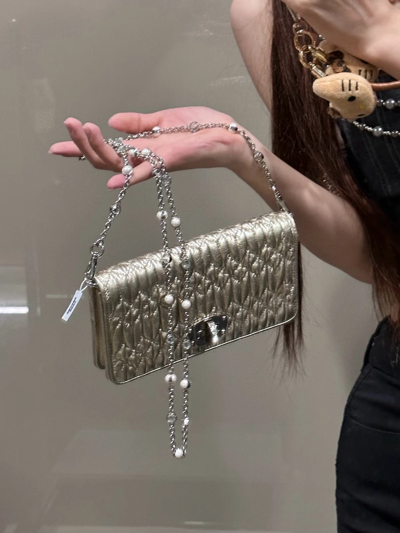 95新 MIU MIU/缪缪 miumiu 金色宝石链条woc斜挎包(K)