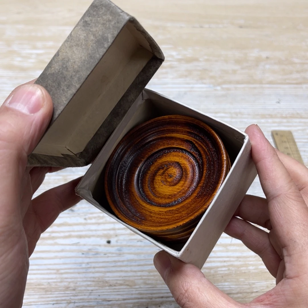 瓷片鬼****白密密麻麻地排列着一个