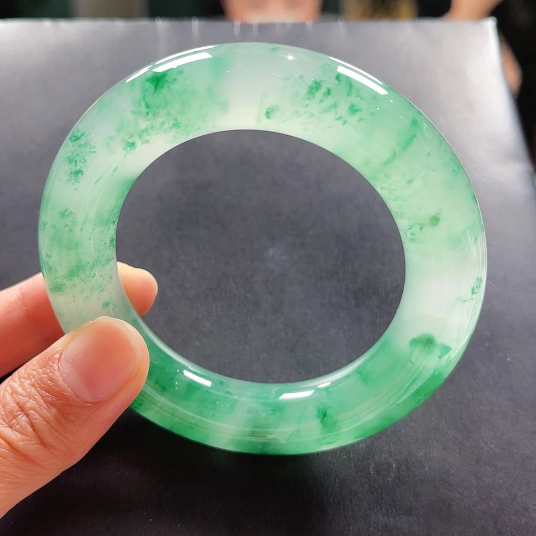 多****石英质玉未镶嵌手镯