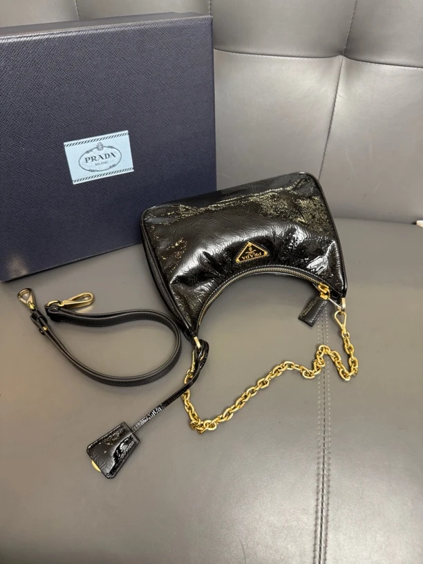 99新 Prada/普拉达 普拉达新款黑金经典hobo包