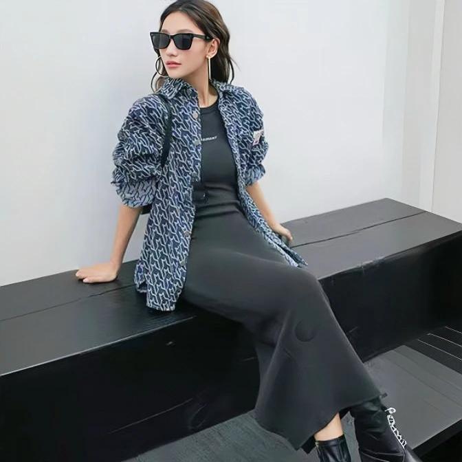 225从容淡雅 中性穿搭隐藏着女性的力量 几何提花牛仔衬衫