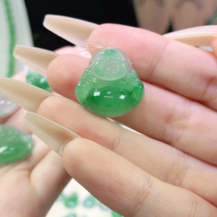 郝***撑石英质玉（非洲翠）未镶嵌颈饰