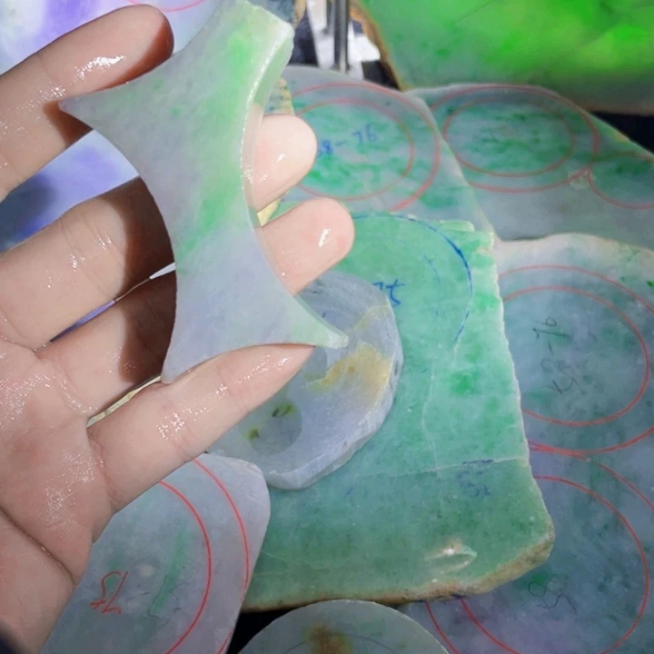 翡翠未镶嵌挂件片料