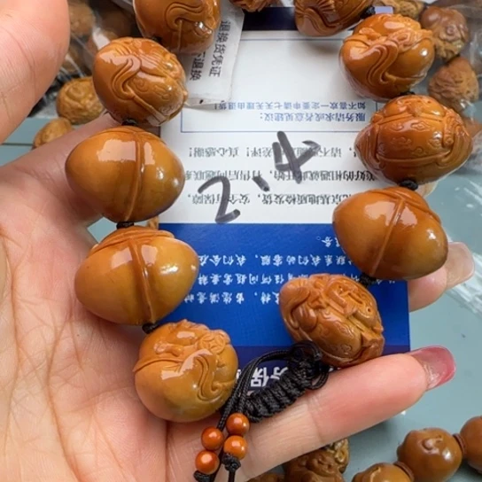 东***,桃核吊坠橄榄雕工艺品