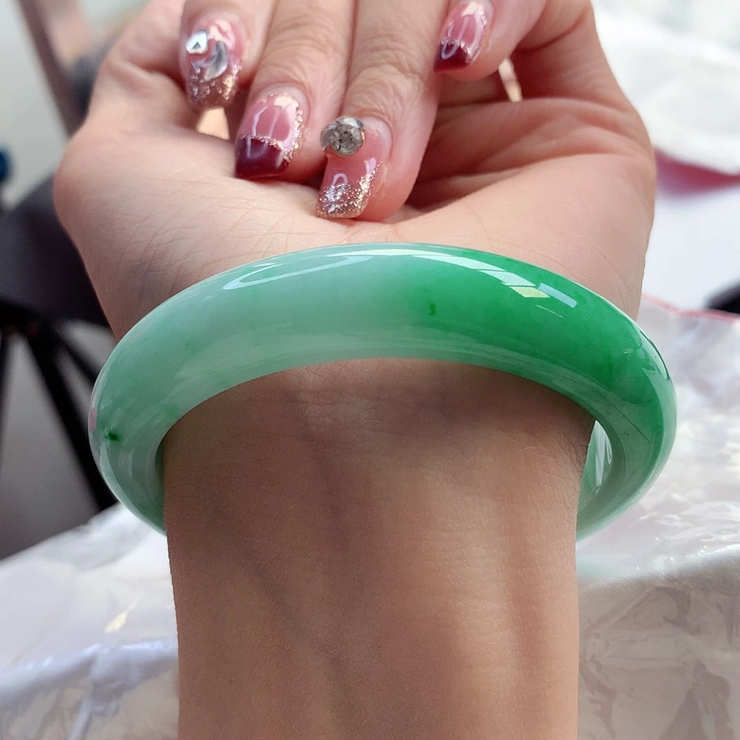 翡翠手镯未镶嵌56圈口果阳绿色货战斗机